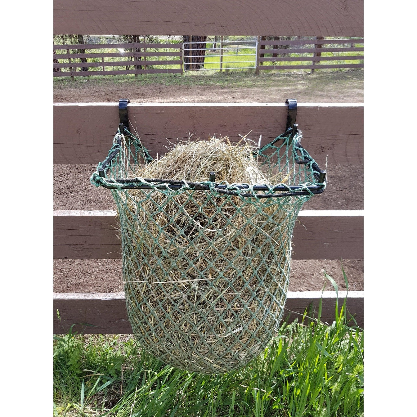 Loading Rack-slow_hay_net_feeders-NAG Bags